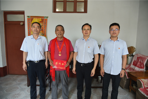 公司黨委走訪慰問老黨員 頒發“光榮在黨50年”紀念章.
