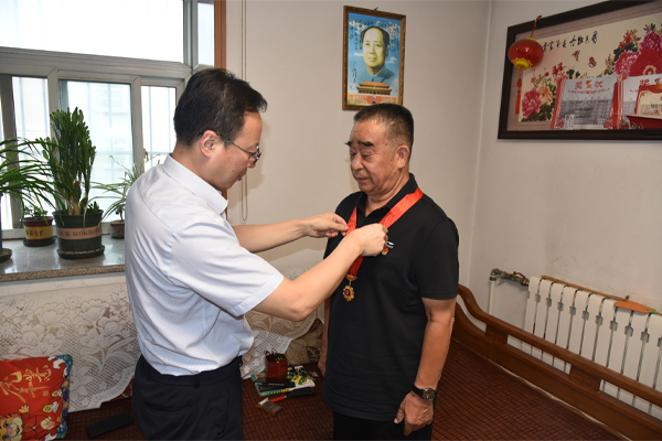 公司黨委走訪慰問老黨員 頒發“光榮在黨50年”紀念章.