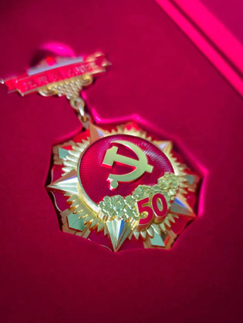 公司黨委走訪慰問老黨員 頒發“光榮在黨50年”紀念章.